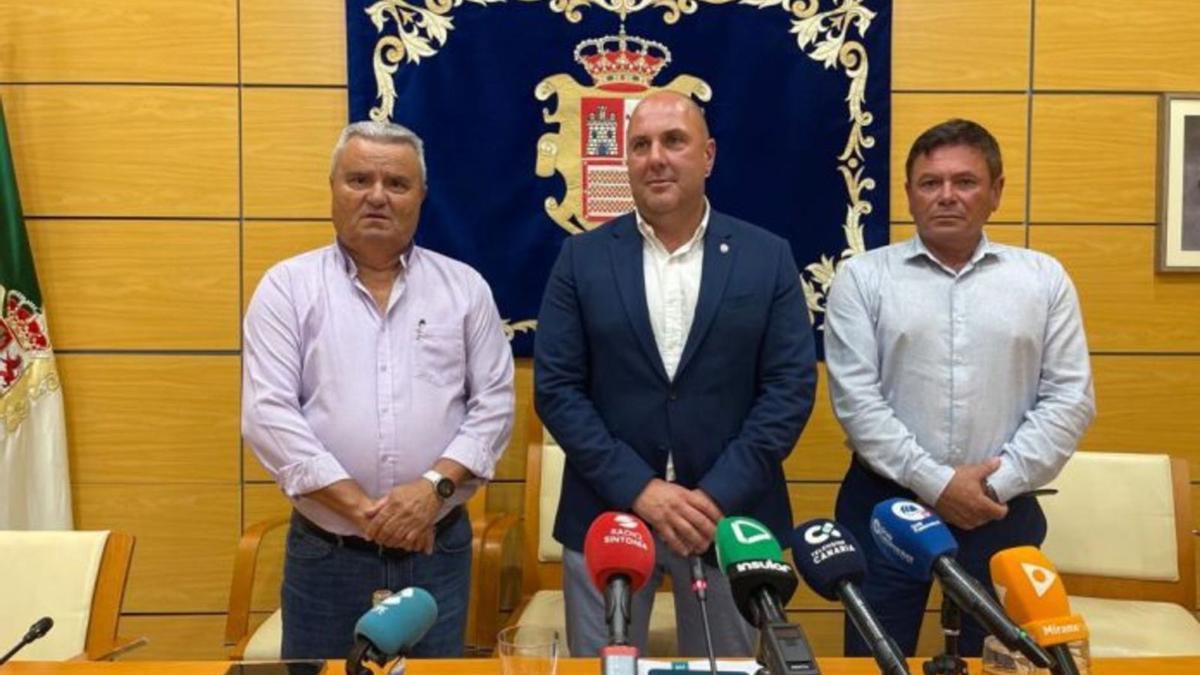 De izquierda a derecha, Juan Nicolás Cabrera, Sergio Lloret y Pedro Armas, presidente de AMF, tras anunciarse la destitución de los consejeros de CC, ayer | | ONDA FUERTEVENTURA