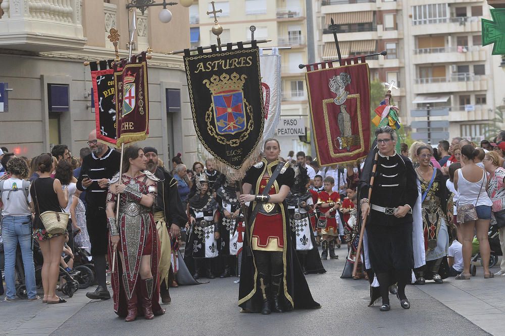 Los Moros y Cristianos reúnen a 350 niños en un desfile por las calles de Elche y la Gestora de Festejos Populares celebra una fiesta infantil en el Paseo de la Estación