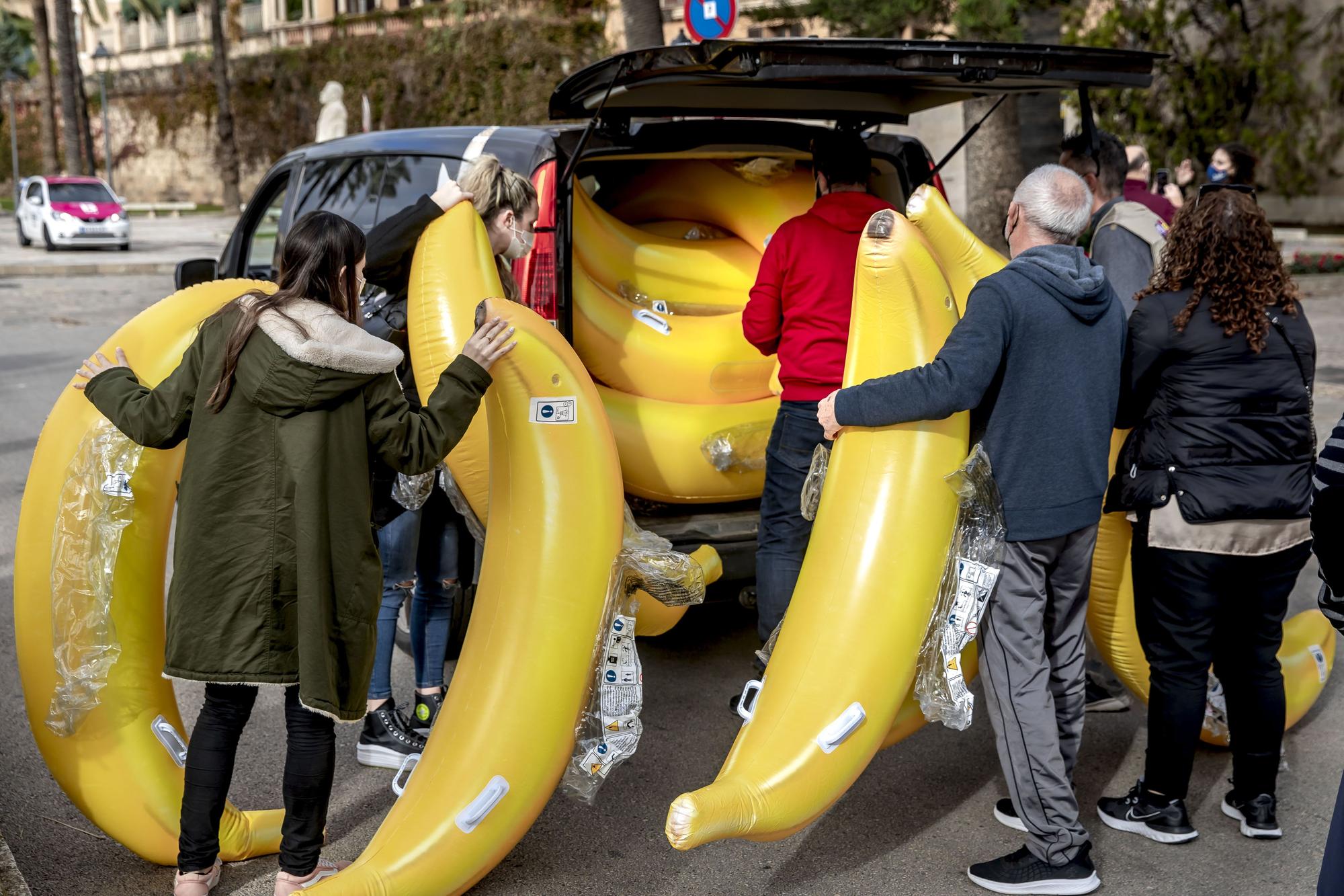 Beamte auf Mallorca ziehen mit Bananen vor den Regierungssitz