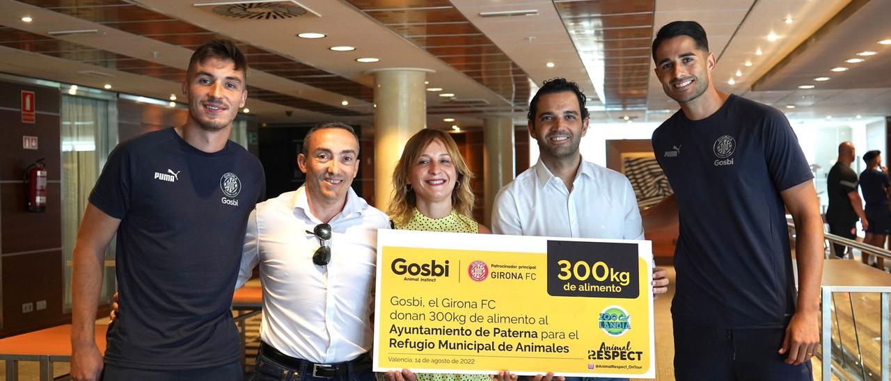 Donación del Girona FC al refugio de animales del Ayuntamiento de Paterna.