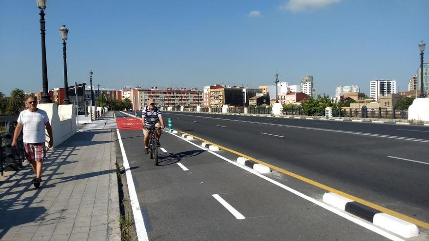 Abre el carril bici y patinete que conecta directamente Natzaret y La Marina