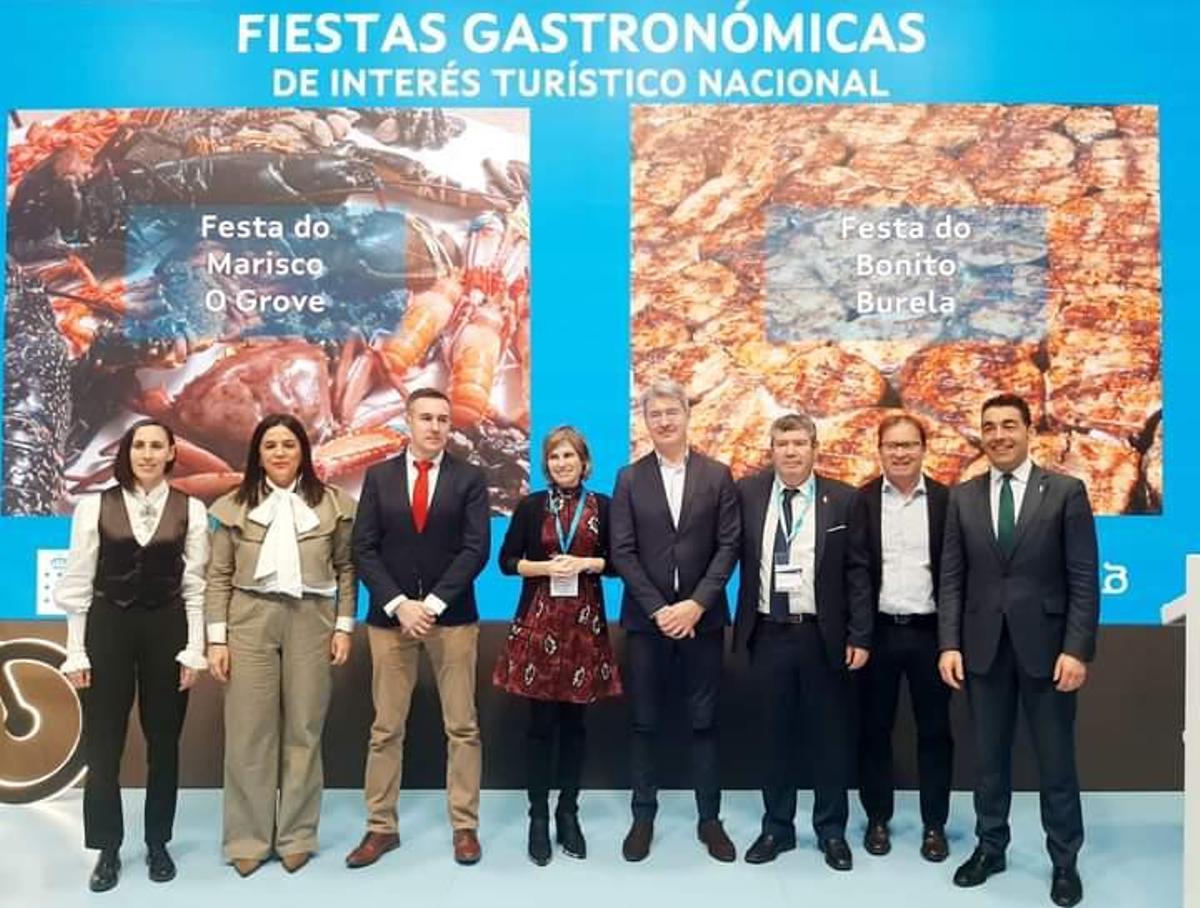 José Cacabelos (4º d.) durante la presentación de la Festa do Marisco de O Grove en Fitur. |   //  FDV