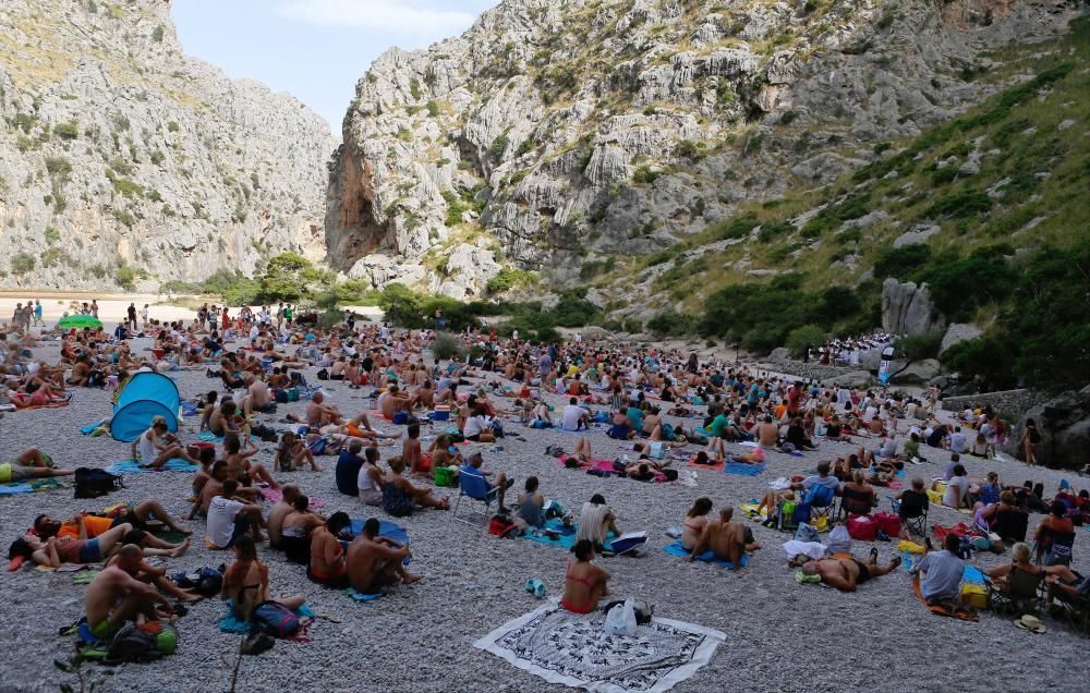 El concierto del Torrent de Pareis entusiasma a residentes y turistas