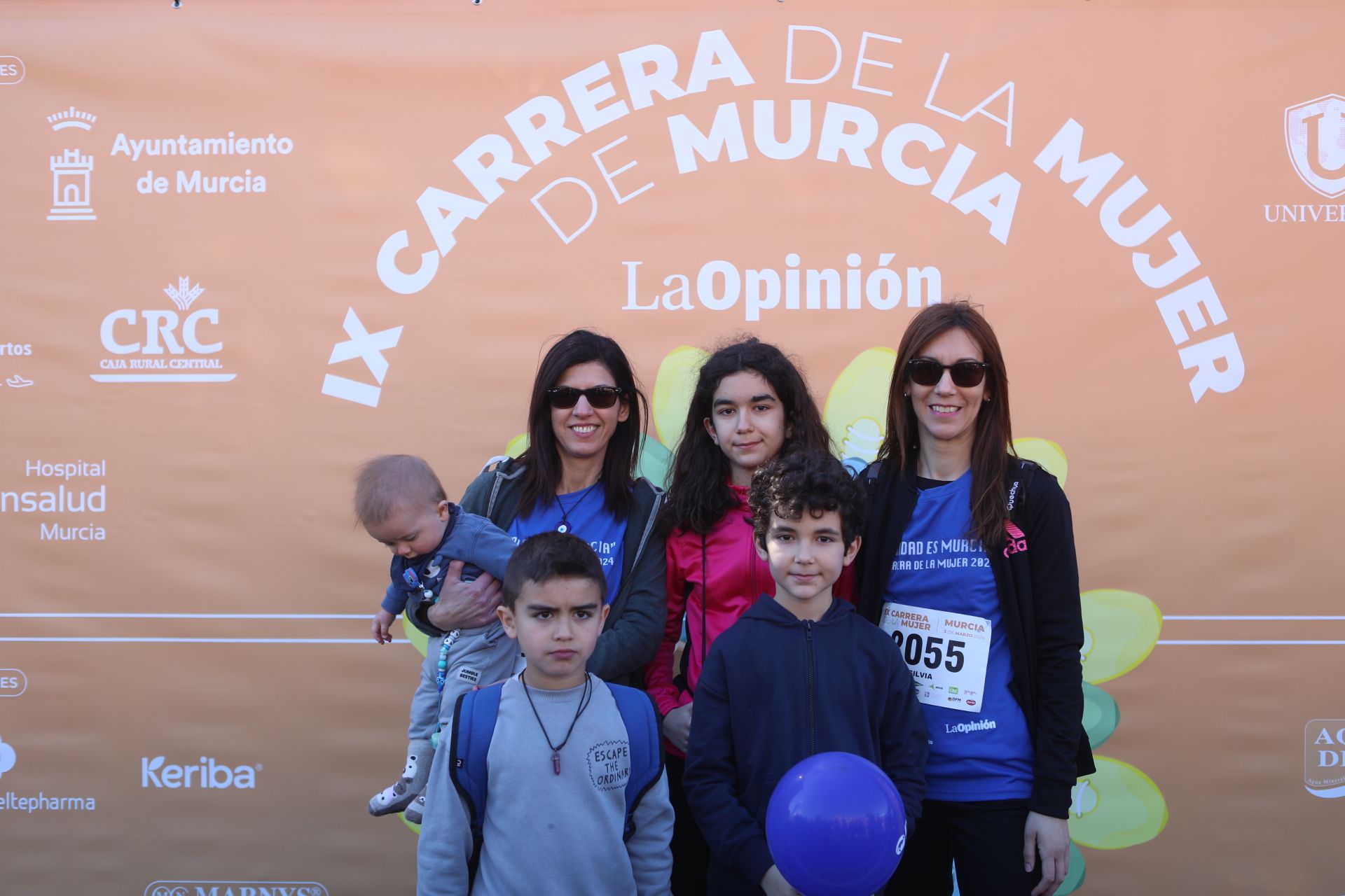 Las participantes posan en el photocall tras finalizar la Carrera de la mujer de Murcia