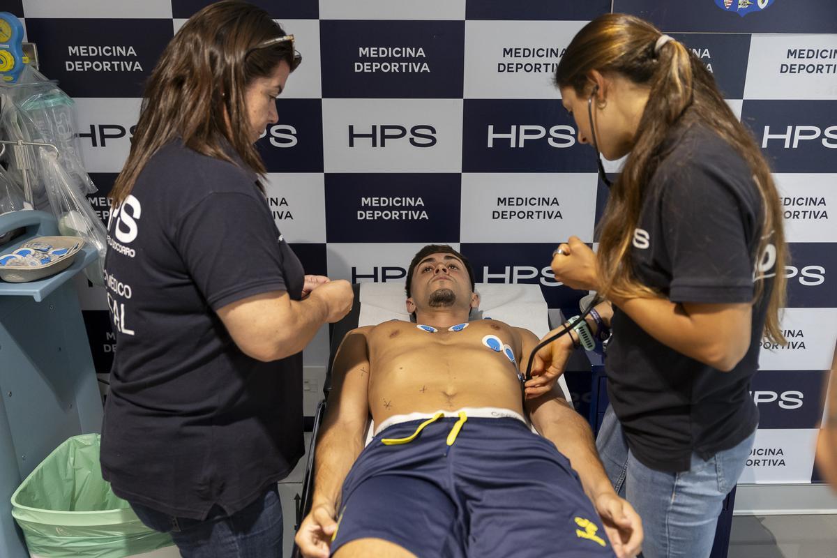 Reconocimiento médico de jugadores de la UD Las Palmas en el Hospital Perpetuo Socorro