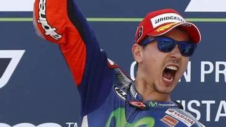 Lorenzo celebra su triunfo en el Gran Premio de Aragón.