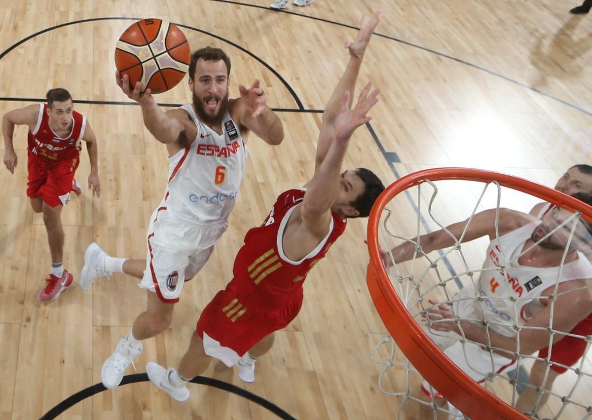 TOL08. Istanbul (Turkey), 17/09/2017.- Spain’s Sergio Rodriguez (C-L) in action against Russia’s Semen Antonov (C-R) during the EuroBasket 2017 third place match between Spain and Russia, in Istanbul, Turkey 17 September 2017. (España, Estanbul, Baloncesto, Rusia, Turquía) EFE/EPA/TOLGA BOZOGLU