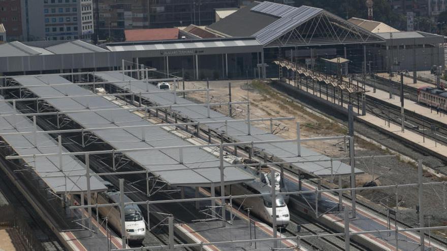 La falta de trenes deja fuera de la primera fase del AVE «low cost» la línea entre Alicante y Madrid