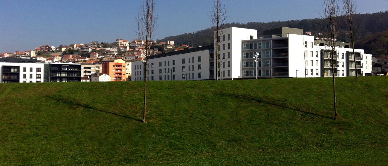 Una imagen de las zonas verdes y de uno de los edificios de As Lagoas.