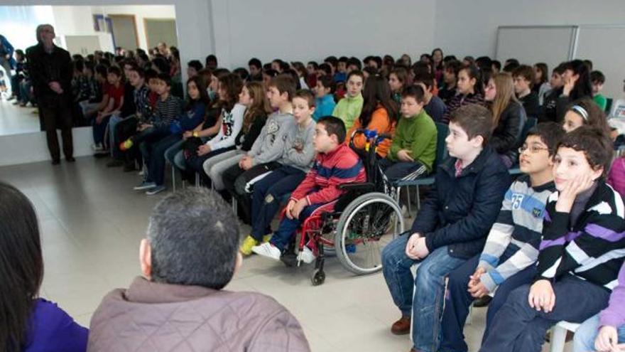 El colectivo de discapacitados físicos lleva a los colegios su campaña de sensibilización