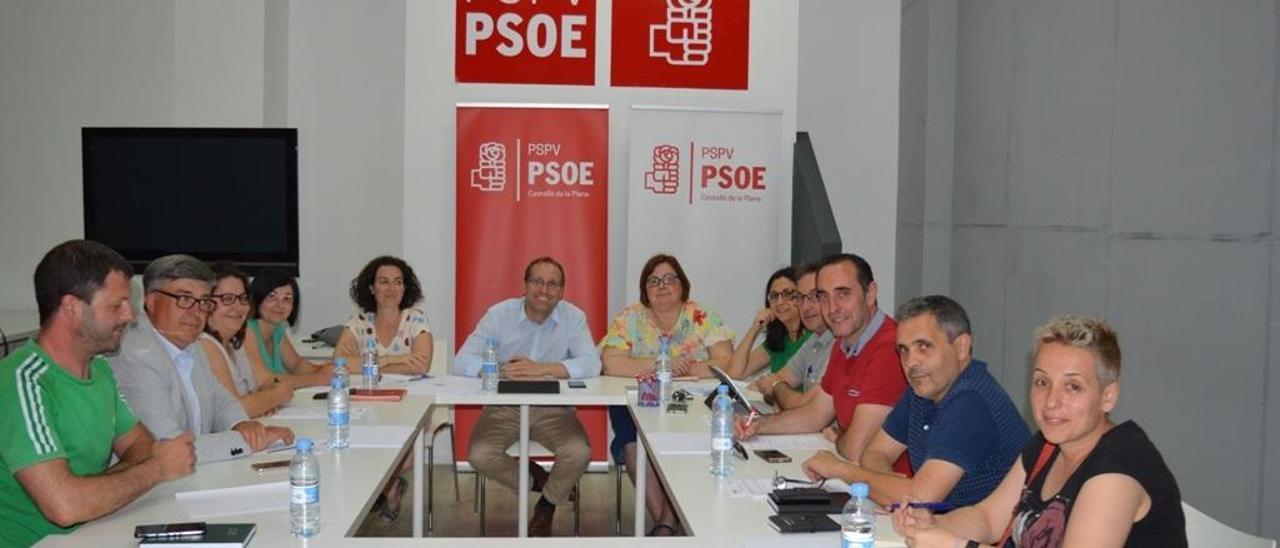 Reunión de alcaldes y portavoces del PSPV encabezados por Ernest Blanch.