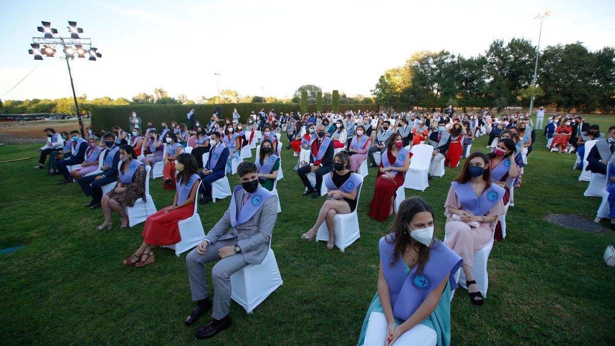 Acto de graduación en el campus cordobés de la Universidad Loyola, con distancia de seguridad y mascarillas.