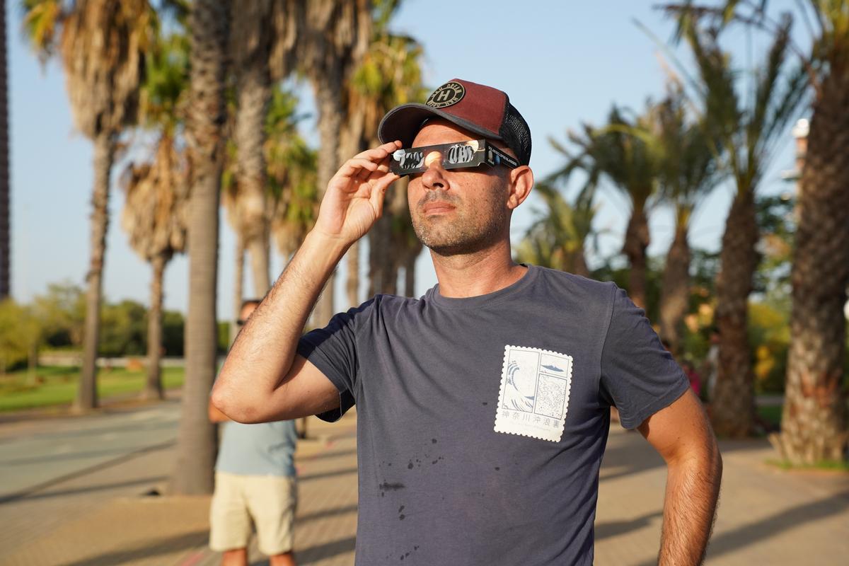 En imágenes: así han vivido los sevillanos el eclipse solar