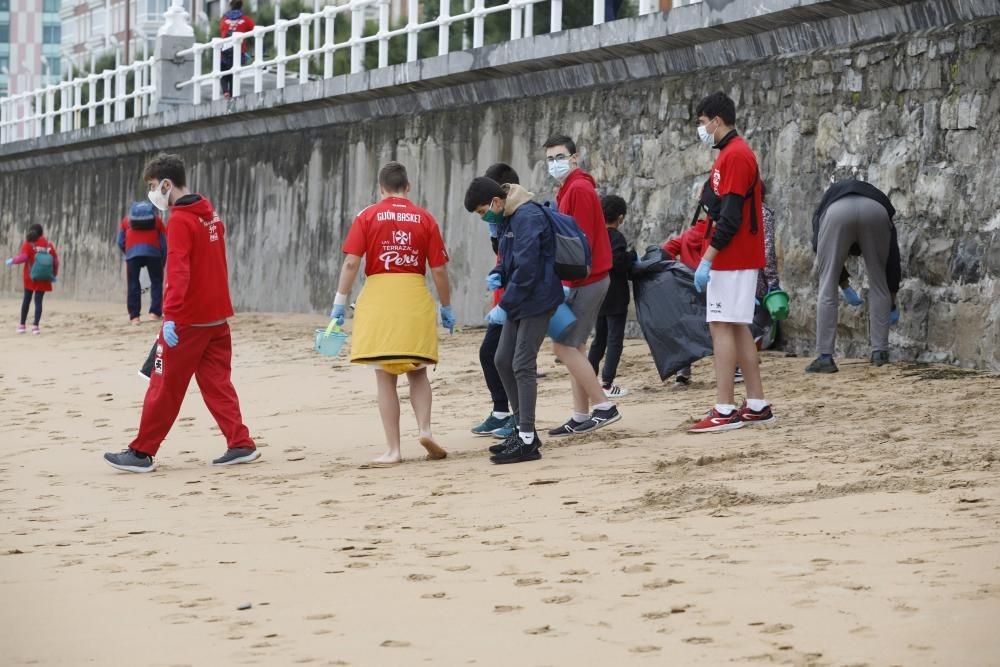 Recogida de plásticos en San Lorenzo (Gijón)