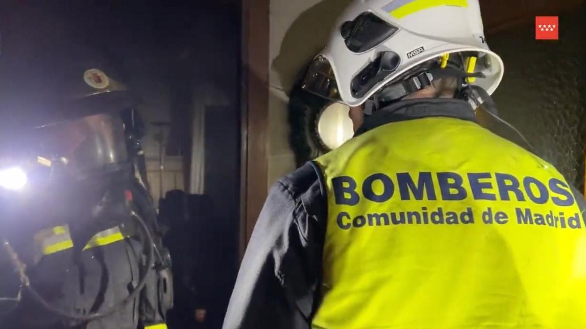 Los bomberos en la vivienda incendiada de Móstoles.