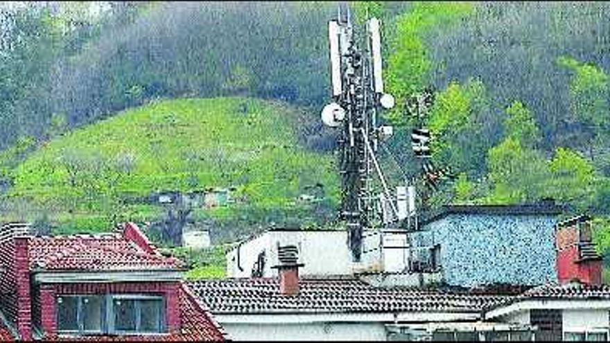 Una antena de telefonía móvil, en un edificio de Mieres.