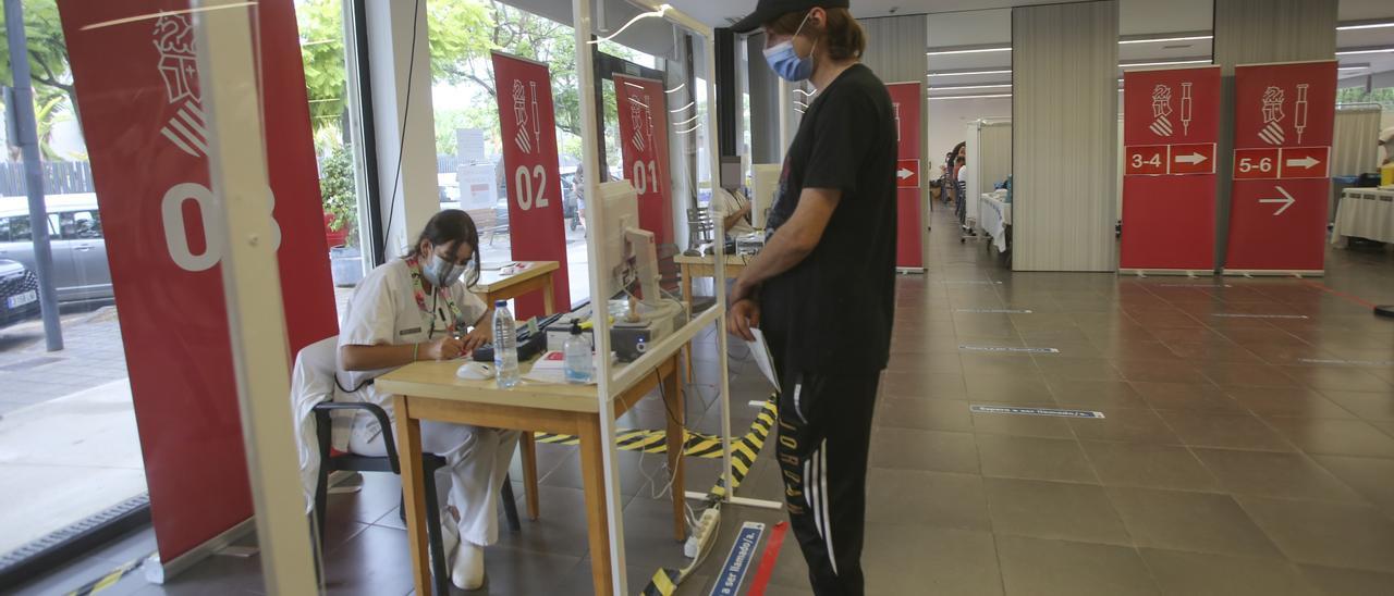 Punto de vacunación contra el coronavirus en Sant Joan d&#039;Alacant.