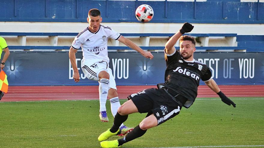 Juanmi Callejón, durante una de las acciones en las que intentó adelantar al Marbella FC.