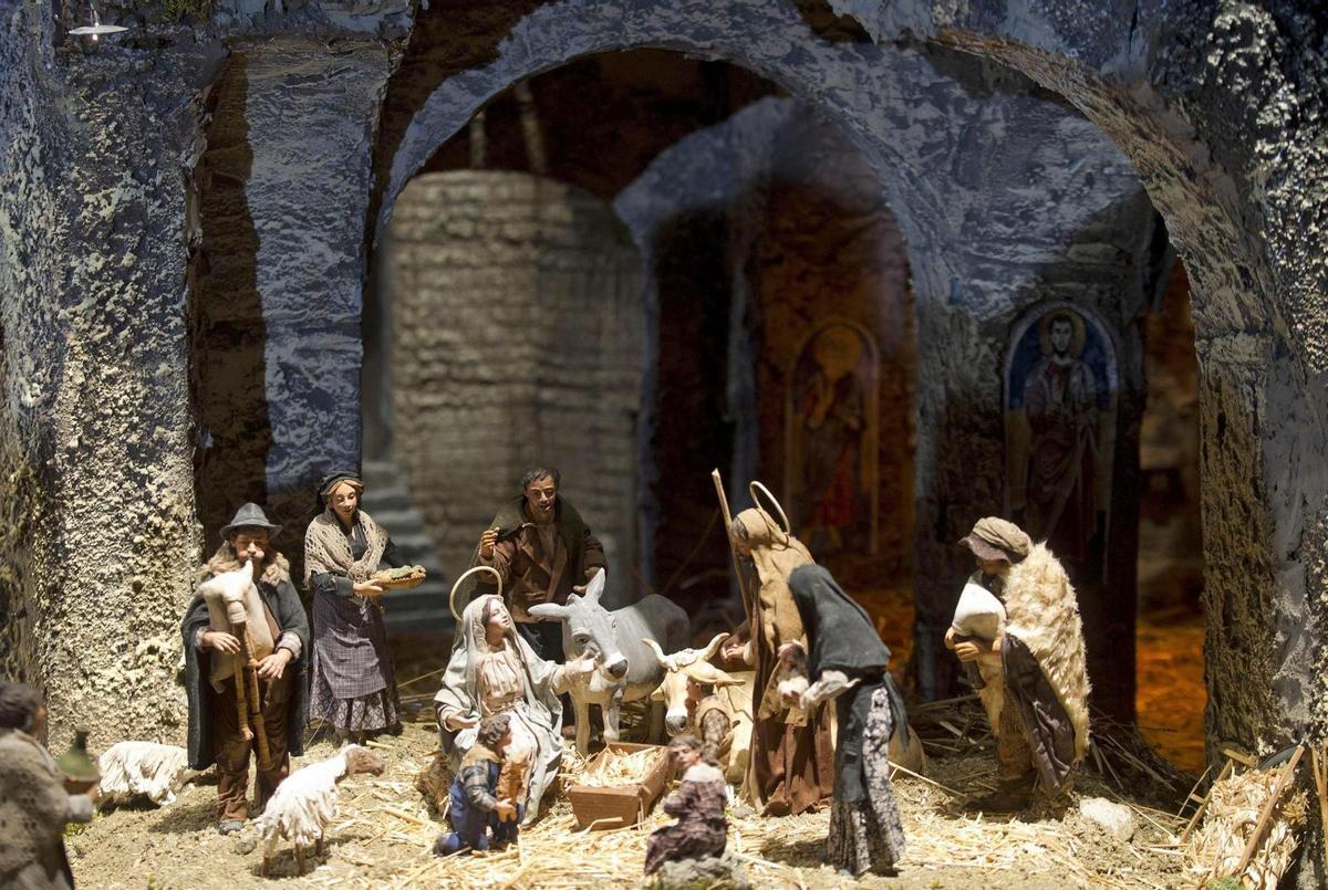 Nacimiento de Vaticano en 2012, que incluye elementos que no están presentes en los Evangelios, como que estén alojados en una cueva o la presencia del buey y la mula.