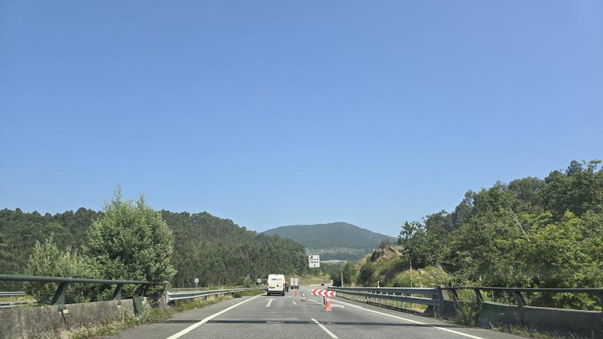 El pintado de la Autovía do Morrazo corta uno de los carriles mientras sigue el uso de herbicida en los márgenes