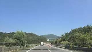 El pintado de la Autovía do Morrazo corta uno de los carriles mientras sigue el uso de herbicida en los márgenes