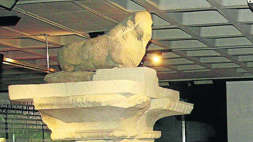 El pilar estela coronado por el toro ibérico de Monforte en el MAHE.