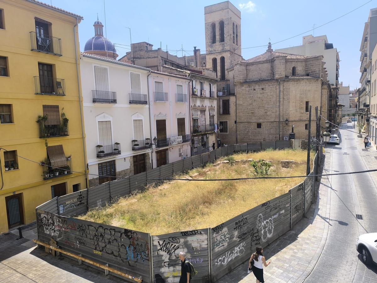 Solar en la calle Salvador, junto a las Corts.