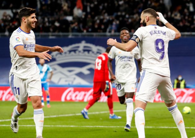 Benzema y Asensio celebran el segundo gol del Real Madrid.