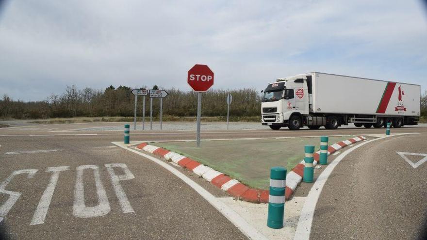 Uno de los cruces de la carretera Nacional 122 en la provincia de Zamora