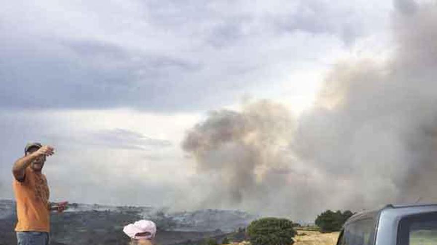 Dos personas siguen la evolución del fuego en Arribes.