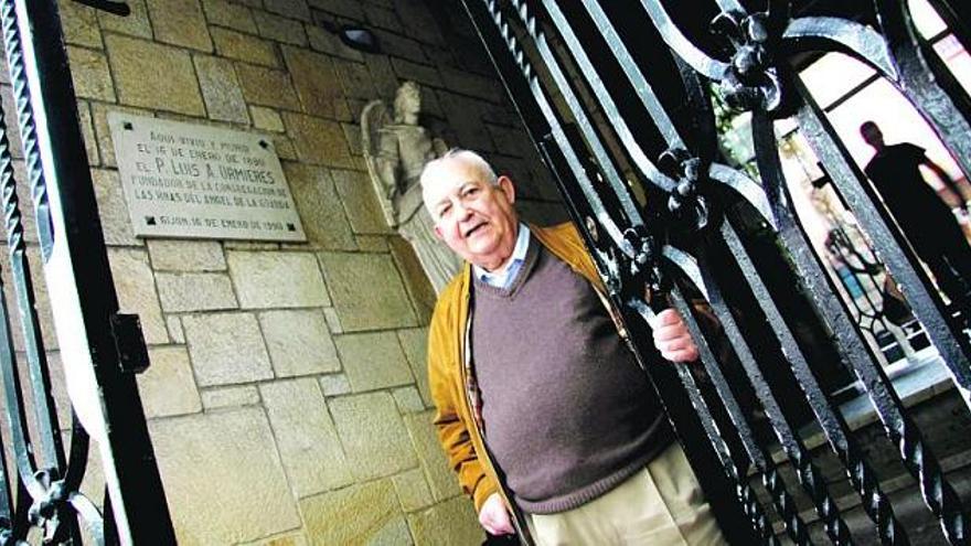 Alberto Torga, a las puertas del Colegio del Santo Ángel, en Gijón.