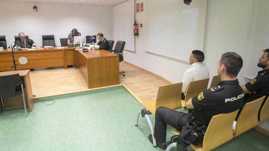 El acusado del secuestro y violación, en el juicio celebrado en la Audiencia.