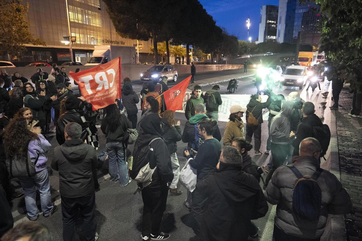 Los profesores cortan la ronda litoral en la jornada de huelga de docentes Los profesores cortan la ronda litoral en la jornada de huelga de docentes