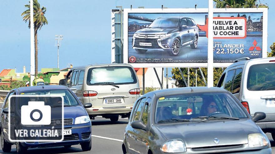 Urbanismo permitió la instalación de vallas publicitarias sin tener licencia