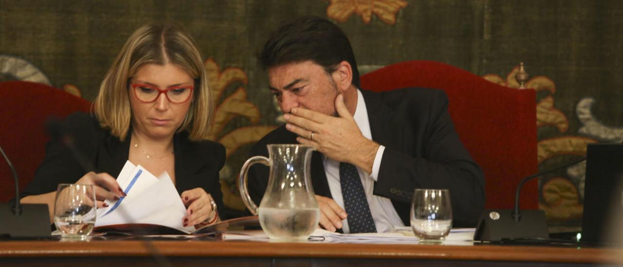 Mari Carmen Sánchez (Cs) y Luis Barcala (PP) conversan en el pleno.