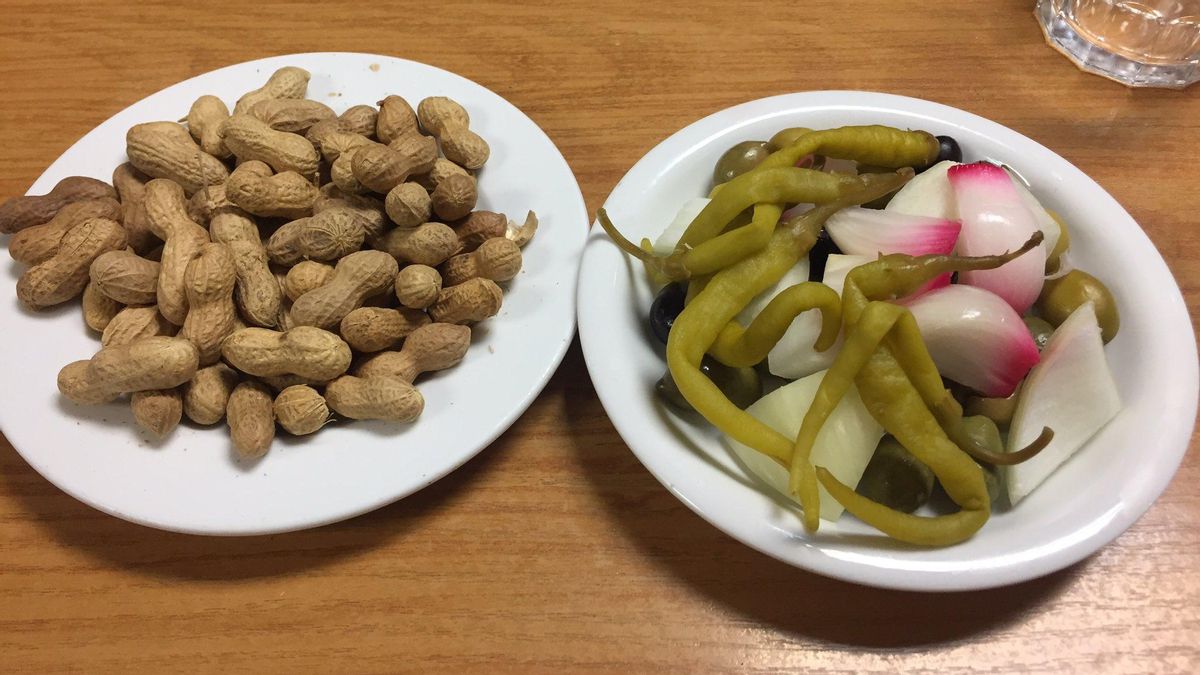 El &#039;cacau del collaret&#039;, como mandan los cánones del &#039;esmorzar&#039; tradicional, junto a un plato de encurtidos que buena parte de la geografía española supondrían un almuerzo completo y en Casa Herminia son solo el aperitivo.