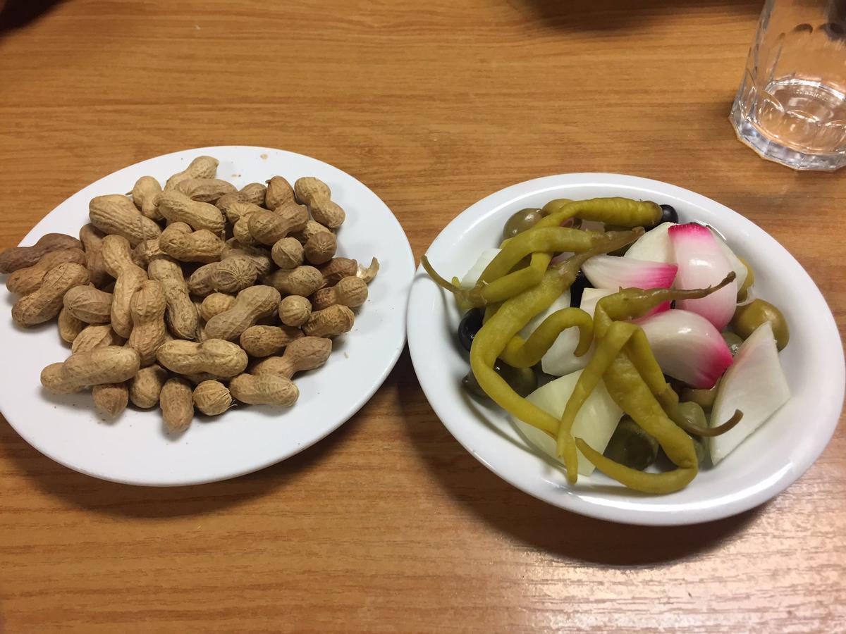 El 'cacau del collaret', como mandan los cánones del 'esmorzar' tradicional, junto a un plato de encurtidos que buena parte de la geografía española supondrían un almuerzo completo y en Casa Herminia son solo el aperitivo.