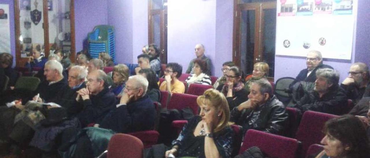 Asistentes a la asamblea general de la federación de vecinos.