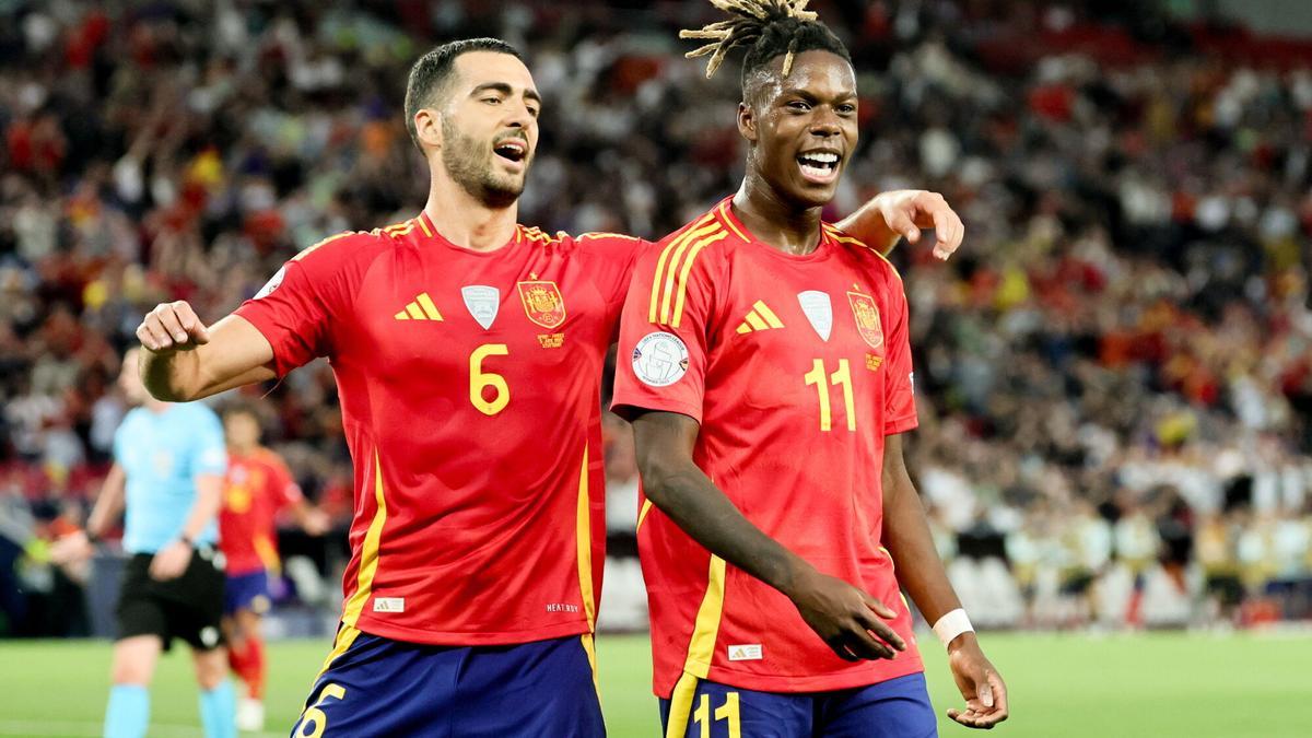 Stuttgart (Germany), 05/06/2025.- Spain’s Nico Williams (R) celebrates scoring the 1-0 goal with teammate Mikel Merino (L) during the UEFA Nations League semi-final soccer match between Spain and France, in Stuttgart, Germany, 05 June 2025.  (Francia, Alemania, España) EFE/EPA/RONALD WITTEK