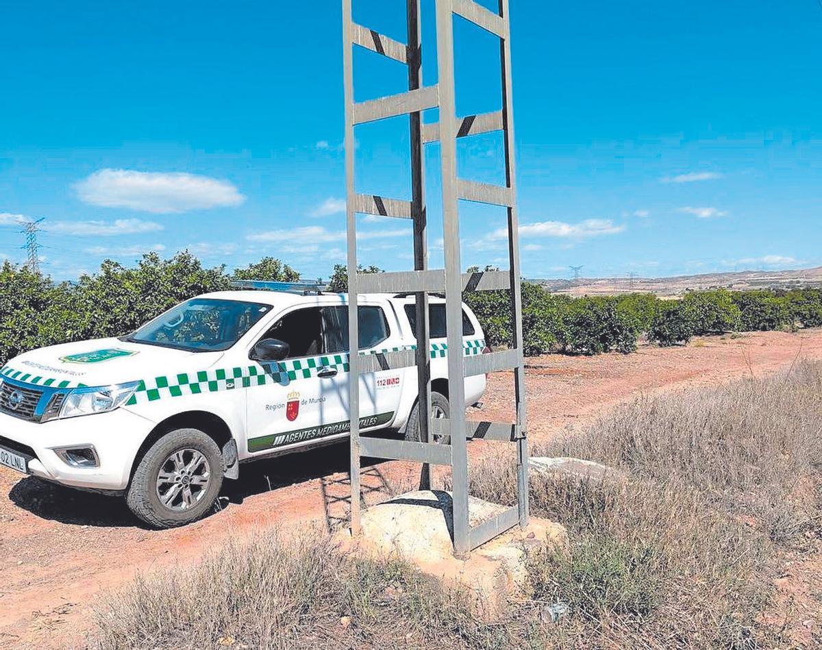 Los agentes inspeccionan los apoyos eléctricos ubicados en zonas sensibles de la Región de Murcia.