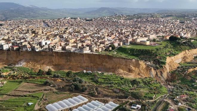 Un ensorrament amenaça desenes de cases a Sicília