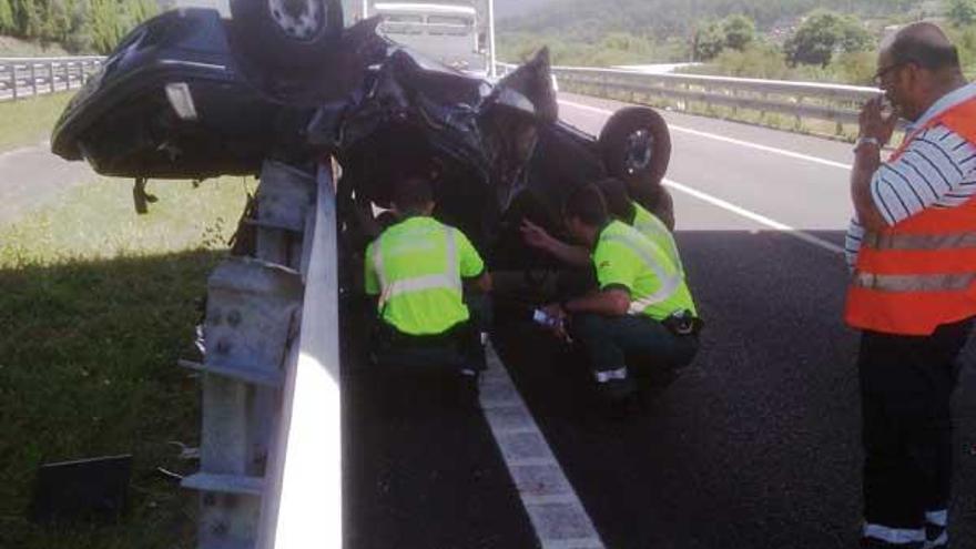 Cuatro heridos en un aparatoso accidente en Culleredo. Cuatro hombres resultaron heridos a primera hora de la tarde de ayer, dos de ellos graves, tras salirse de la vía el coche en el que viajaban. El coche montó el quitamiedos de la mediana en la autovía A-6, a la altura de Culleredo (A Coruña), y se desplazó sobre la estructura metálica unos 100 metros con las ruedas hacia arriba, según explicaron los bomberos de Arteixo, que intervinieron para excarcelar al copiloto, que no logró salir del vehículo por su propio pie. Los accidentados, de entre 50 y 62 años, fueron trasladados en ambulancias del 061 al hospital.
Bomberos de Arteixo