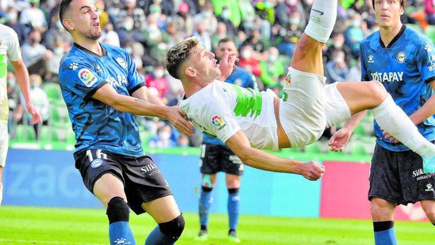 Lucas Boyé intenta un remate de espaldas ante Escalante, con Tomás Pina mirando.