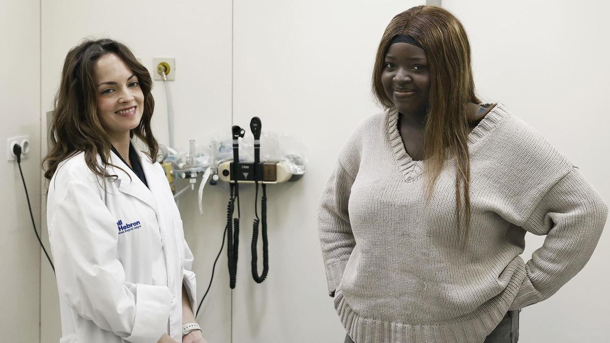 La doctora Inma Donat i la pacient Juliette.