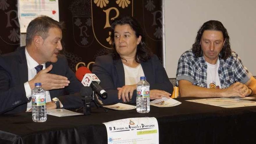 Enrique Iglesias, de La Caixa; la concejal Mª Carmen Amoedo; y el portavoz de Andaina, Antonio García, durante la presentación. // FdV