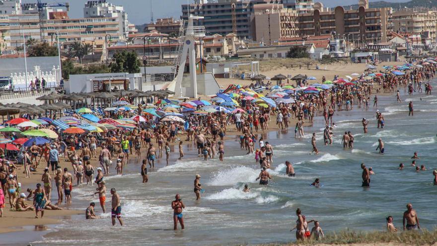Las playas están siendo estos días uno de los lugares más frecuentados por el fuerte calor