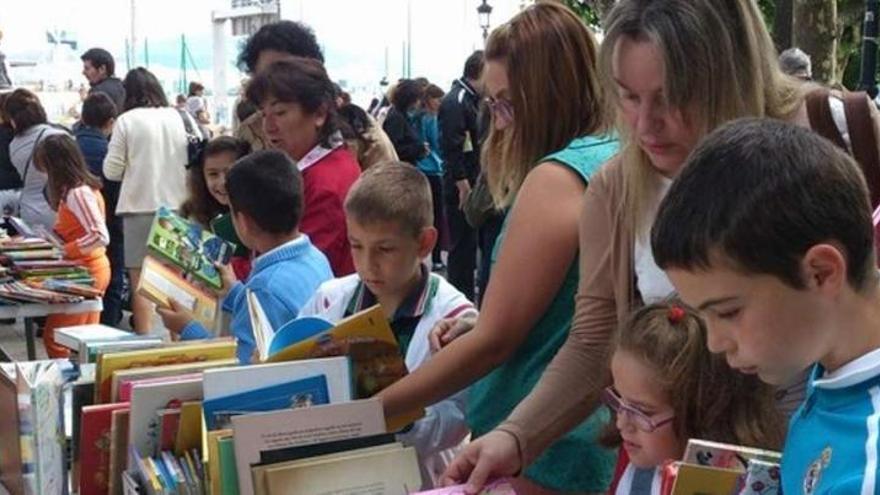 Un momento de la feria de libros usados, que se celebró el pasado domingo en la Alameda de Marín.