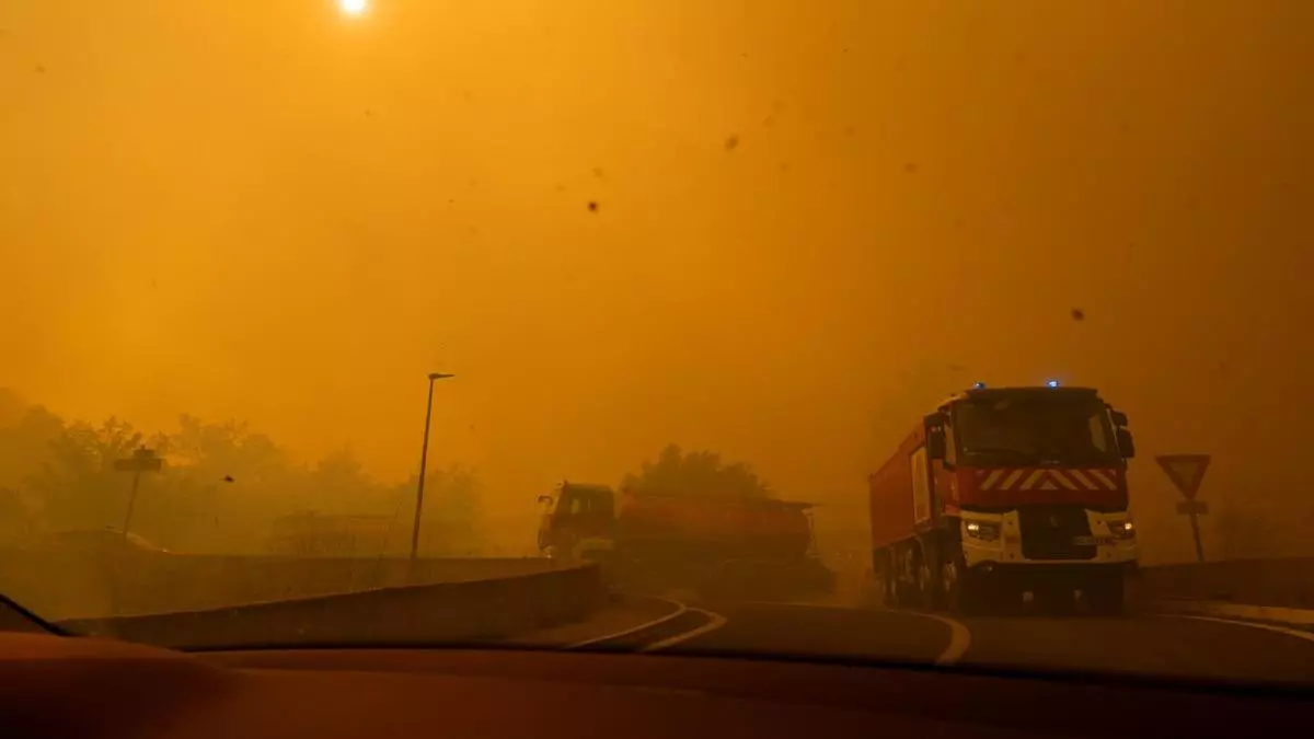 Continúa avanzando el incendio forestal cerca de Perpiñán (Francia)