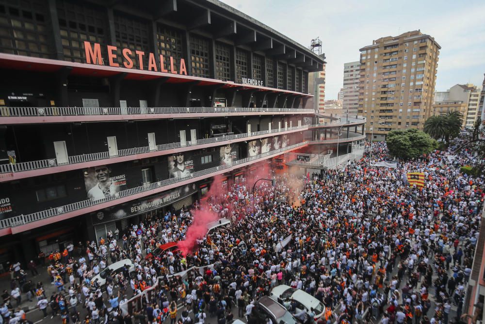 Manifestación de la Afición del Valencia contra Peter Lim