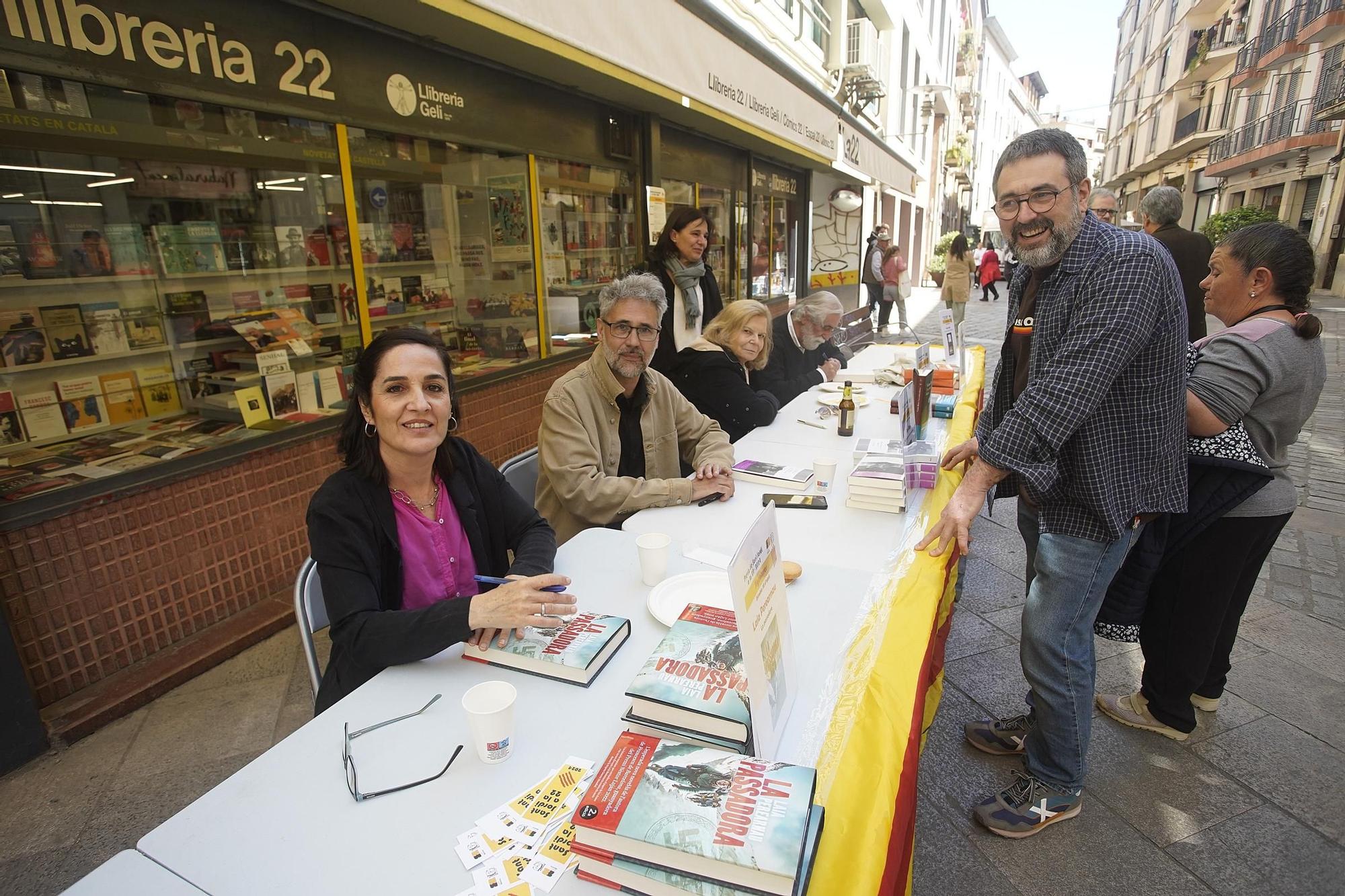 Firma de llibres prèvia a Sant Jordi a la Llibreria 22